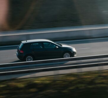 une voiture sur la route