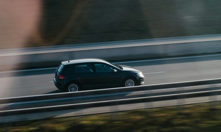 une voiture sur la route